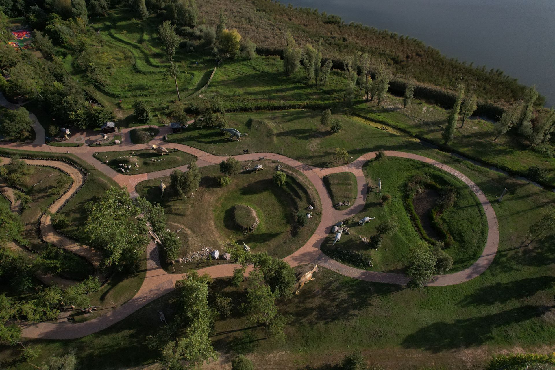Vista aérea de un jardín contemporáneo con caminos de piedra